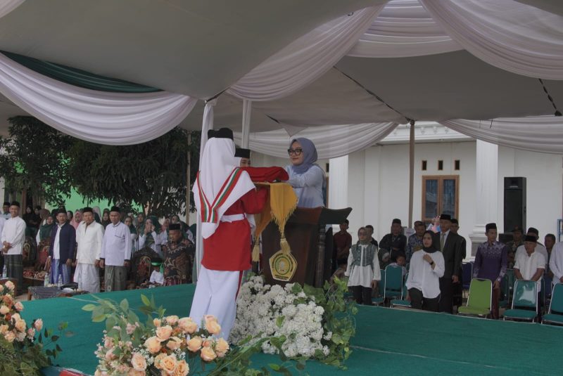 Calon wakil gubernur Lampung Jihan Nurlela menjadi Pembina Upacara Hari Santri Nasional tahun 2024 di Pondok Pesantren Hidayatul Mubtadiin. Foto: RMD Center