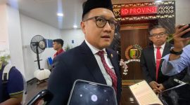 Ketua DPRD Lampung Ahmad Giri Akbar saat diwawancarai awak media. 