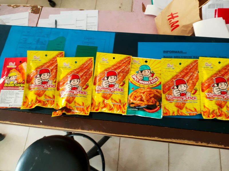 Murid SDN 1 Durian Payung diduga Keracunan Masal seusai makan jajanan kemasan. Foto: Wildanhanafi/berandalappung.com