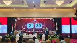 Petahana Eva Dwiana-Deddy Amarullah nomor urut 2, selalu mendapat sanggahan halus bahkan keras dari Paslon Reihana-Aryodhia nomor urut 1. 