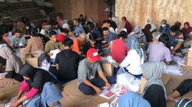 Proses pelipatan surat suara di Gedung Logistik KPU Kota Bandar Lampung. Foto:Wildanhanafi/berandalappung.com