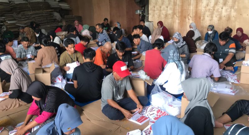 Proses pelipatan surat suara di Gedung Logistik KPU Kota Bandar Lampung. Foto:Wildanhanafi/berandalappung.com