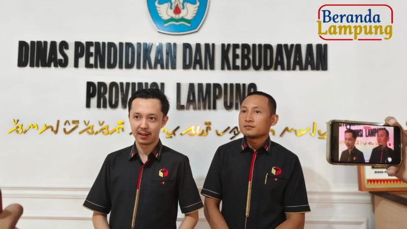 Ketua Bawaslu Pesawaran Fatihunnajah dan Anggota memberikan keterangan kepada awak media. Foto: Wildanhanafi/berandalappung.com