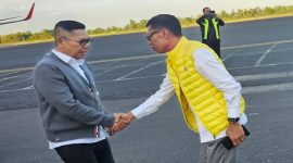 Sekertaris DPD Golkar Ismet Roni menyambut kedatangan Plt Golkar Lampung Adies Kadir di Bandara Raden Intan II. Foto: Ist