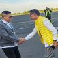 Sekertaris DPD Golkar Ismet Roni menyambut kedatangan Plt Golkar Lampung Adies Kadir di Bandara Raden Intan II. Foto: Ist