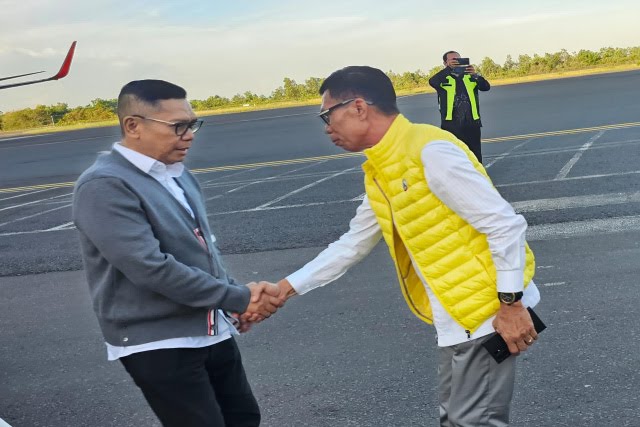Sekertaris DPD Golkar Ismet Roni menyambut kedatangan Plt Golkar Lampung Adies Kadir di Bandara Raden Intan II. Foto: Ist