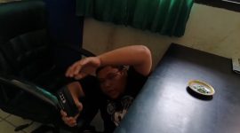 Camat Negri Katon sembunyi di kolong meja disaat tertangkap oleh warga dan kedapatan alat peraga kampenye paslon nomor urut 2 Nanda Indira-Antonius M.Ali