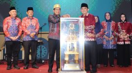 Pjs Walikota Bandar Lampung, Budhi Darmawan menerima Piala Bergilir Lomba MTQ dari Pj Gubernur Samsudin. Foto: ist