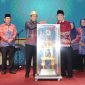 Pjs Walikota Bandar Lampung, Budhi Darmawan menerima Piala Bergilir Lomba MTQ dari Pj Gubernur Samsudin. Foto: ist