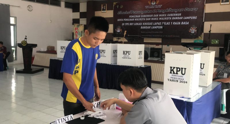 KPU Bandar Lampung Simulasi pemungutan dan hitung surat suara di TPS khusus Lapas Rajabasa.
