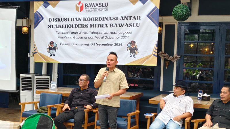 Ketua Bawaslu Lampung Iskardo P.Panggar saat membuka Diskusi bersama Stakeholder Bawaslu. 