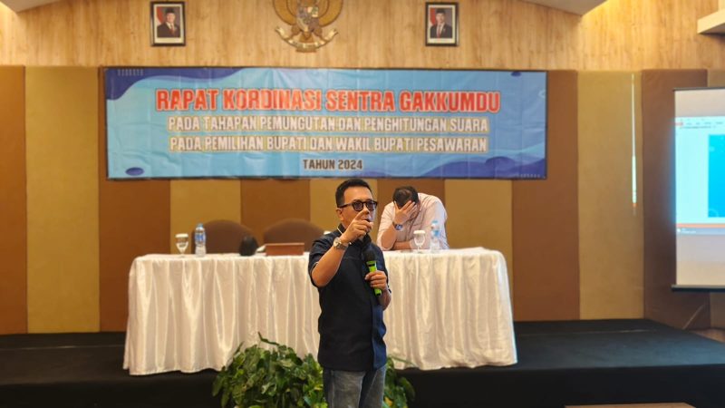 Akademisi STIT Alifa Pringsewu Hengki Irawan saat memeberikan materi kepada para Panwascam se-Pesawaran. Foto: Wildanhanafi/berandalappung.com