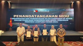 Penandatanganan MoU iklan Kampanye di Media Massa yang diselenggarakan oleh Bawaslu Lampung. Foto: Wildanhanafi/berandalappung.com