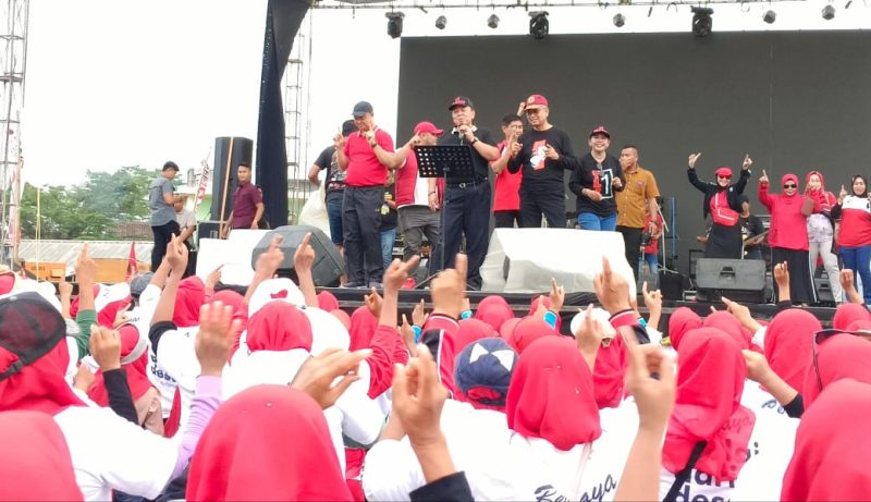 Arinal Djunaidi - Sutono (Ardjuno) disambut meriah oleh ratusan emak-emak saat menggelar senam bersama masyarakat Mesuji. 