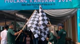 Ketua Umum IKa Peternakan FP Unila Aris Susanto melepas peserta jalan sehat. 