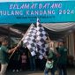 Ketua Umum IKa Peternakan FP Unila Aris Susanto melepas peserta jalan sehat. 