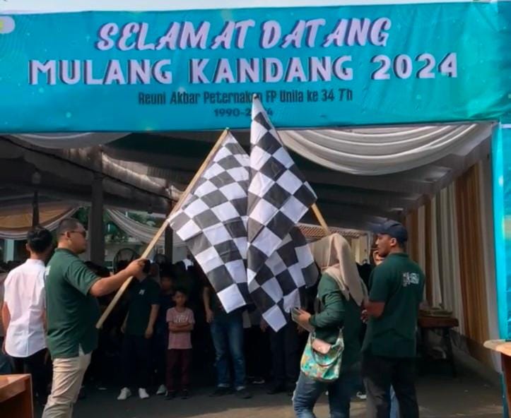 Ketua Umum IKa Peternakan FP Unila Aris Susanto melepas peserta jalan sehat. 