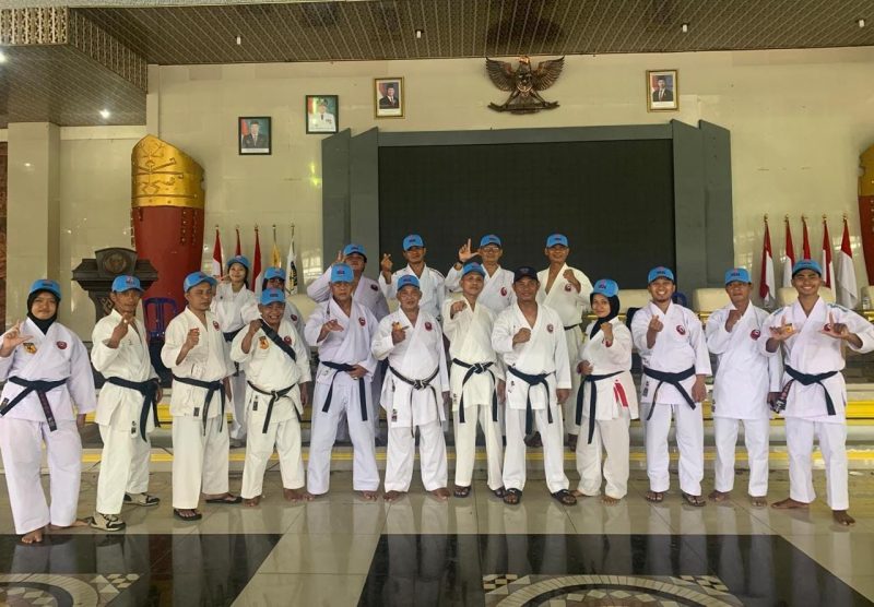 Keluarga sabuk hitam inkado Lampung Utara beserta kepengurusannya yang menyatakan mendukung penuh Mirza-Jihan. 