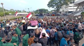 Mahasiswa geruduk kantor DPRD Lampung Tolak Politik Uang. 