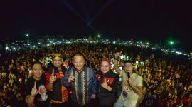 Andika Mahesa alias Babang Tamvan, dan Kiki The Potters, memeriahkan konser rakyat pasangan calon Gubernur Lampung nomor urut 1, Arinal Djunaidi-Sutono (Ardjuno). 