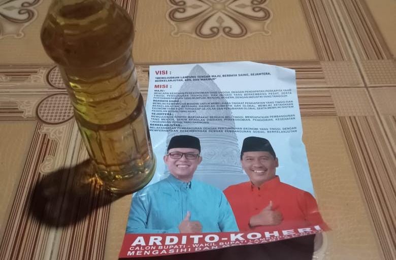 Ardito - Koheri melalui tim dilapangan diduga telah membagikan minyak goreng kemasan tanpa lebel. 