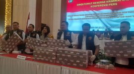 Polisi mengamankan barang bukti berupa uang Rp134 juta, sepeda motor Honda Vario, Ponsel, buku tabungan bank, rekening koran bank, dan nota pembelian bibit pohon.