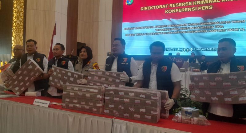 Polisi mengamankan barang bukti berupa uang Rp134 juta, sepeda motor Honda Vario, Ponsel, buku tabungan bank, rekening koran bank, dan nota pembelian bibit pohon.