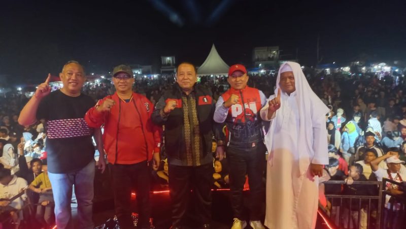 Rakyat dan silaturrahmi Ardjuno, di Lampung Barat sangat sepesial. Anggota DPR RI Fraksi PDIP Mukhlis Basri dan Calon Bupati Lambar Parosil Mabsus. 