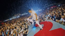 Calon gubernur Lampung Rahmat Mirzani Djausal menyapa masyarakat Bandar Lampung meski Diguyur hujan deras. 