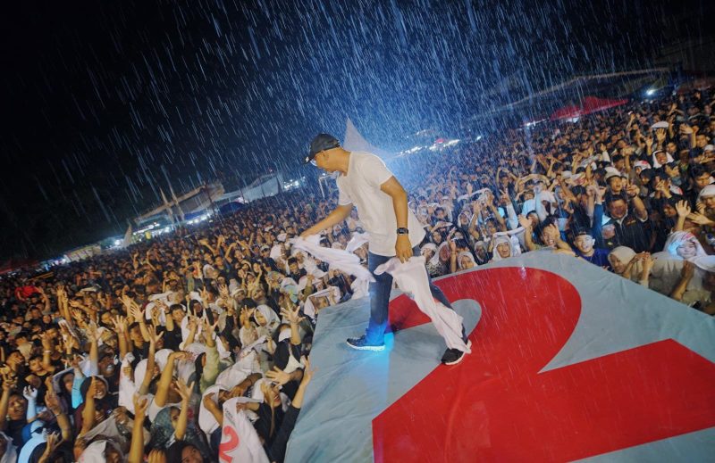 Calon gubernur Lampung Rahmat Mirzani Djausal menyapa masyarakat Bandar Lampung meski Diguyur hujan deras. 