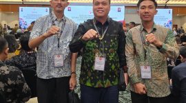 Ketua Bawaslu Pesisir Barat Abd. Kodrat beserta staf. 