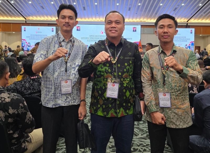 Ketua Bawaslu Pesisir Barat Abd. Kodrat beserta staf. 