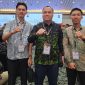 Ketua Bawaslu Pesisir Barat Abd. Kodrat beserta staf. 