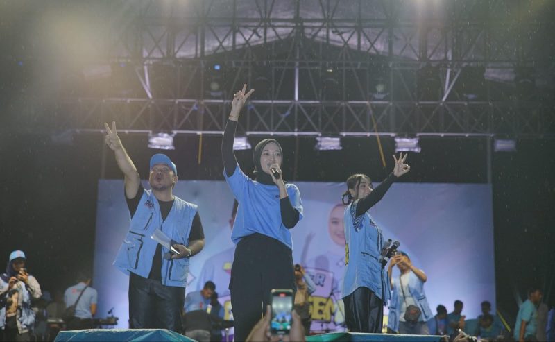 Calon gubernur dan wakil gubernur Lampung Rahmat Mirzani Djausal dan Jihan Nurlela kampanye terakhir di Pringsewu. 