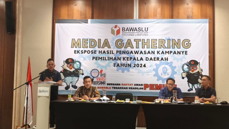 Ketua Bawaslu Lampung Iskardo P.Panggar dalam pemaparan Ekspose Hasil Pengawasan Kampanye Pilkada 2024 di hadapan para pimpinan media. 