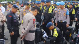 Kapolda Lampung, Irjen Helmy Santika mengecek persiapan personel untuk pengamanan TPS Pilkada 2024.Foto: Ist
