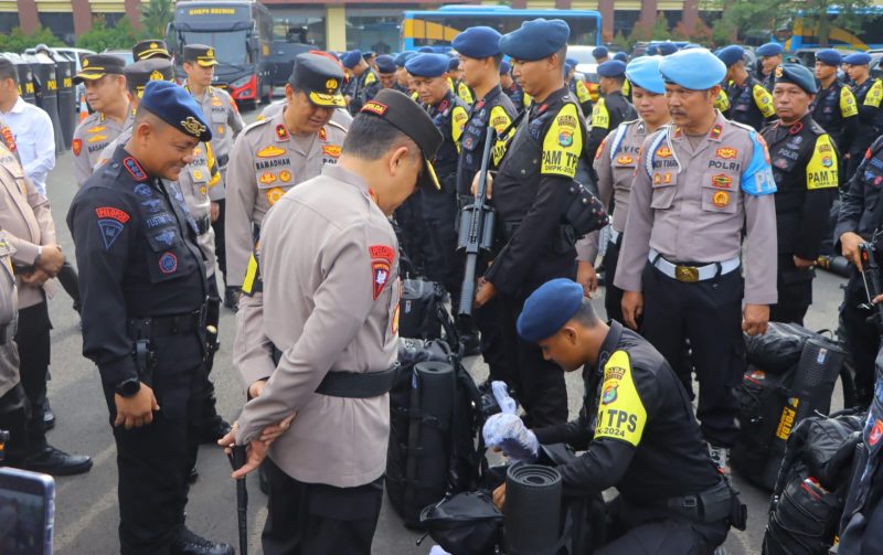 Kapolda Lampung, Irjen Helmy Santika mengecek persiapan personel untuk pengamanan TPS Pilkada 2024.Foto: Ist