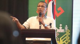 Ketua PWI Lampung, Wirahadikusumah menyampaikan materi di hadapan para diacara sarasehan media bersama Unila. 