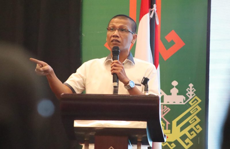 Ketua PWI Lampung, Wirahadikusumah menyampaikan materi di hadapan para diacara sarasehan media bersama Unila. 