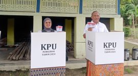Umar Ahmad mencoblos dikampung halaman tiyuh karta. 