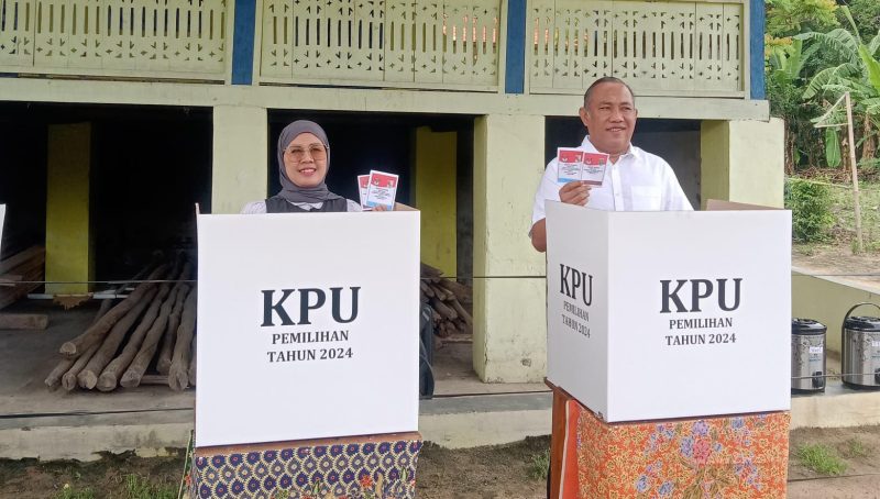 Umar Ahmad mencoblos dikampung halaman tiyuh karta. 