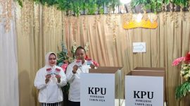 Arinal Djunaidi, bersama istrinya, Riana Sari, menggunakan hak pilih mereka di Tempat Pemungutan Suara (TPS) 010 Kelurahan Sepang Jaya. Foto/Wildanhanafi/berandalappung.com