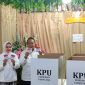 Arinal Djunaidi, bersama istrinya, Riana Sari, menggunakan hak pilih mereka di Tempat Pemungutan Suara (TPS) 010 Kelurahan Sepang Jaya. Foto/Wildanhanafi/berandalappung.com