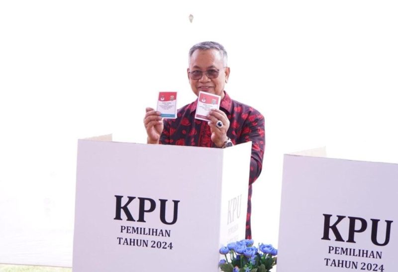 Calon wakil gubernur Lampung Sutono, Nyoblos di TPS 6 Rajabasa. 