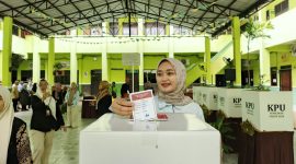 Calon Wakil Gubernur Lampung nomor urut 2, Jihan Nurlela, menggunakan hak pilihnya di TPS 003 Kelurahan Pahoman. 