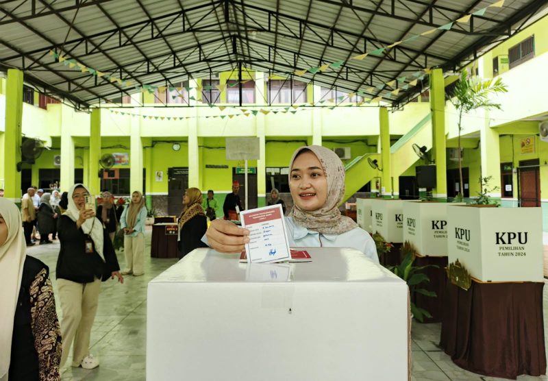 Calon Wakil Gubernur Lampung nomor urut 2, Jihan Nurlela, menggunakan hak pilihnya di TPS 003 Kelurahan Pahoman. 