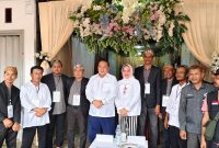 Para petugas KPPS mengenakan pakaian adat Jawa, lengkap dengan blangkon dan jas hitam, menciptakan atmosfer seperti kondangan pernikahan. Foto: Wildanhanafi/berandalappung.com