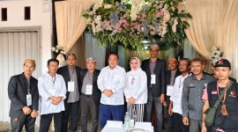 Para petugas KPPS mengenakan pakaian adat Jawa, lengkap dengan blangkon dan jas hitam, menciptakan atmosfer seperti kondangan pernikahan. Foto: Wildanhanafi/berandalappung.com