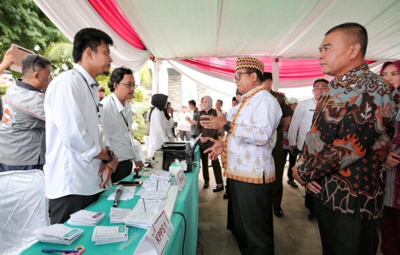 Pj. Gubernur Lampung Samsudin bersama jajaran Forkopimda Provinsi Lampung meninjau sejumlah Tempat Pemungutan Suara (TPS) di Kota Bandar Lampung, Pesawaran, dan Kota Metro. 