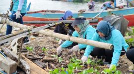 Ketua Umum Ikatan Alumni Pertanian Unila Elvira Umihani saat membersihkan pantai Lempasing Pesawaran. Foto: Wildanhanafi/berandalappung.com
